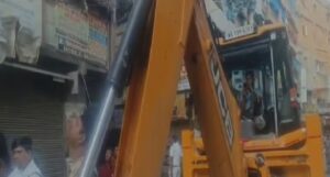তিলজলায় এবার শুভেন্দুর বুলডোজ়ার! গুড়িয়ে দেওয়া হচ্ছে একের পর এক অবৈধ কারখানা