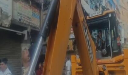 তিলজলায় এবার শুভেন্দুর বুলডোজ়ার! গুড়িয়ে দেওয়া হচ্ছে একের পর এক অবৈধ কারখানা তিলজলায় এবার শুভেন্দুর বুলডোজ়ার! গুড়িয়ে দেওয়া হচ্ছে একের পর এক অবৈধ কারখানা
