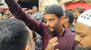 আগুনের পর এবার বুলডোজার! তিলজলায় বেআইনি বাড়ি ভাঙা ঘিরে রক্তক্ষয়ী সংগ্রাম, তপ্ত এলাকায় বিশাল পুলিশ বাহিনী।