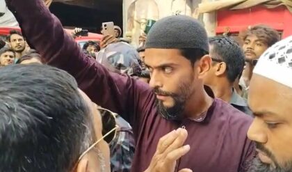 আগুনের পর এবার বুলডোজার! তিলজলায় বেআইনি বাড়ি ভাঙা ঘিরে রক্তক্ষয়ী সংগ্রাম, তপ্ত এলাকায় বিশাল পুলিশ বাহিনী। আগুনের পর এবার বুলডোজার! তিলজলায় বেআইনি বাড়ি ভাঙা ঘিরে রক্তক্ষয়ী সংগ্রাম, তপ্ত এলাকায় বিশাল পুলিশ বাহিনী।
