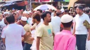 ‘রাস্তাতেই নমাজ পড়ব!’-পুলিশের সঙ্গে অনড় যুবকদের তুমুল সংঘাত রাজাবাজারে