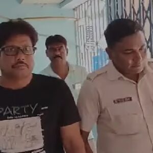“তোলা আদায় বা কাটমানি নেয়ার অভিযোগ”-কৃষ্ণনগরে গ্রেপ্তার হলেন তৃণমূল নেতা “তোলা আদায় বা কাটমানি নেয়ার অভিযোগ”-কৃষ্ণনগরে গ্রেপ্তার হলেন তৃণমূল নেতা