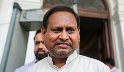 “কুরবানি নিয়ে কারও নির্দেশ দেওয়ার অধিকার নেই, পশু জবাই হবেই”-বিস্ফোরক হুমায়ুন কবির