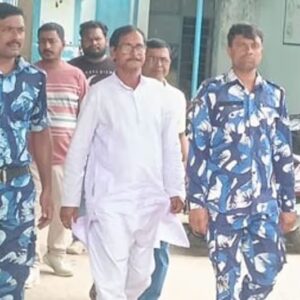 মাঝরাতে বিছানা থেকে তুলে গ্রেপ্তার TMC-র শীর্ষ নেতা! লক্ষাধিক টাকা হাতিয়ে নেওয়ার অভিযোগ