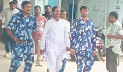 মাঝরাতে বিছানা থেকে তুলে গ্রেপ্তার TMC-র শীর্ষ নেতা! লক্ষাধিক টাকা হাতিয়ে নেওয়ার অভিযোগ