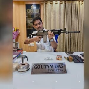 কালীঘাট থানার ওসির হাতে অত্যাধুনিক রাইফেল! ছবি পোস্ট করতেই শোরগোল, নালিশ গেল কমিশনে