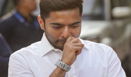 TMC-তে প্রভাব কমছে অভিষেকের? দলের অন্দরেই কোণঠাসা ‘সেকেন্ড-ইন-কমান্ড’ TMC-তে প্রভাব কমছে অভিষেকের? দলের অন্দরেই কোণঠাসা ‘সেকেন্ড-ইন-কমান্ড’