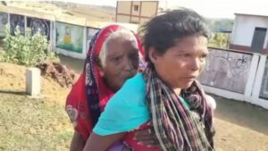পেনশনের জন্য ৯০ বছরের শাশুড়িকে পিঠে নিয়ে ৯ কিমি হাঁটেন বৌমা, দেখুন ভিডিও
