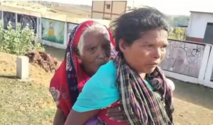 পেনশনের জন্য ৯০ বছরের শাশুড়িকে পিঠে নিয়ে ৯ কিমি হাঁটেন বৌমা, দেখুন ভিডিও পেনশনের জন্য ৯০ বছরের শাশুড়িকে পিঠে নিয়ে ৯ কিমি হাঁটেন বৌমা, দেখুন ভিডিও