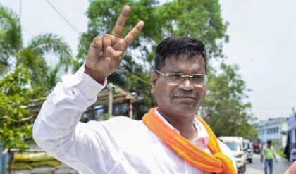‘সিংহম’-এর কাছে হার মানলেন ‘পুষ্পা’! জামানত বাজেয়াপ্ত তৃণমূলের জাহাঙ্গীরের ‘সিংহম’-এর কাছে হার মানলেন ‘পুষ্পা’! জামানত বাজেয়াপ্ত তৃণমূলের জাহাঙ্গীরের