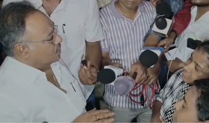 ‘আস্থা রাখুন, শুভেন্দু দেখবেন!’-চাকরিপ্রার্থীদের আশার আলো শমীক ভট্টাচার্যের কথায় ‘আস্থা রাখুন, শুভেন্দু দেখবেন!’-চাকরিপ্রার্থীদের আশার আলো শমীক ভট্টাচার্যের কথায়
