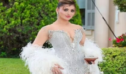 “৫.৫ লক্ষ টাকার ব্যাগ!”-কান-এর আসরে উর্বশীর অদ্ভুত অ্যাক্সেসরিজ নিয়ে তোলপাড় “৫.৫ লক্ষ টাকার ব্যাগ!”-কান-এর আসরে উর্বশীর অদ্ভুত অ্যাক্সেসরিজ নিয়ে তোলপাড়