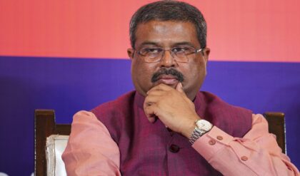 NEET-এর পর এবার CBSE-র খাতা মূল্যায়ন নিয়ে বিতর্ক! পড়ুয়াদের আশ্বস্ত করলেন শিক্ষামন্ত্রী