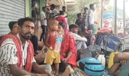 “বাংলাদেশ সীমান্তে অভূতপূর্ব ভিড়”-স্বদেশে ফিরতে মরিয়া শয়ে শয়ে বাংলাদেশি অনুপ্রবেশকারী “বাংলাদেশ সীমান্তে অভূতপূর্ব ভিড়”-স্বদেশে ফিরতে মরিয়া শয়ে শয়ে বাংলাদেশি অনুপ্রবেশকারী