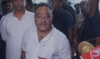 “TMC-র ছায়া আর নয়!”-‘শৃঙ্খলা’ ফেরাতে জেলা চষে বেড়াচ্ছেন শমীক-লকেটরা “TMC-র ছায়া আর নয়!”-‘শৃঙ্খলা’ ফেরাতে জেলা চষে বেড়াচ্ছেন শমীক-লকেটরা