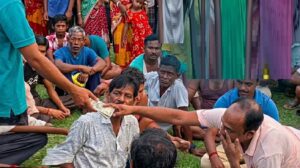 তৃণমূল নেতা ভয়ে পলাতক, স্কুলমাঠে সভা ডেকে সাধারণের টাকা ফেরত দিলেন বৃদ্ধ বাবা!