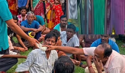 তৃণমূল নেতা ভয়ে পলাতক, স্কুলমাঠে সভা ডেকে সাধারণের টাকা ফেরত দিলেন বৃদ্ধ বাবা!