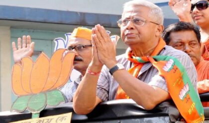 ‘সবাই খেতে পাক, কিন্তু বামেরা চায় না!’ হকার উচ্ছেদ নিয়ে বিস্ফোরক তথাগত রায় ‘সবাই খেতে পাক, কিন্তু বামেরা চায় না!’ হকার উচ্ছেদ নিয়ে বিস্ফোরক তথাগত রায়