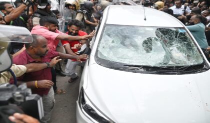 ইডি-র গাড়িতে হামলা! কেরলের প্রাক্তন মুখ্যমন্ত্রীর বাসভবনে তল্লাশি ঘিরে রণক্ষেত্র এলাকা ইডি-র গাড়িতে হামলা! কেরলের প্রাক্তন মুখ্যমন্ত্রীর বাসভবনে তল্লাশি ঘিরে রণক্ষেত্র এলাকা