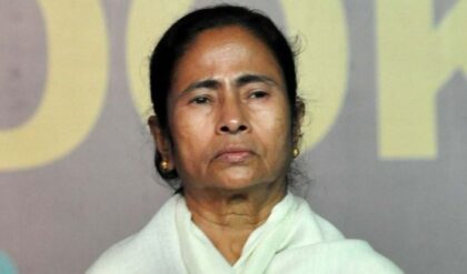 দলে বিদ্রোহের সুর! ‘গিরগিটি’ নাম দিয়ে কবিতা লিখে তোপ দাগলেন মমতা দলে বিদ্রোহের সুর! ‘গিরগিটি’ নাম দিয়ে কবিতা লিখে তোপ দাগলেন মমতা