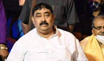 ২০ বছরের নিরাপত্তার মোহে ইতি! সরকারি গানম্যান ছেড়ে এবার ‘বেসরকারি’ রক্ষীর খোঁজে অনুব্রত? ২০ বছরের নিরাপত্তার মোহে ইতি! সরকারি গানম্যান ছেড়ে এবার ‘বেসরকারি’ রক্ষীর খোঁজে অনুব্রত?