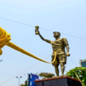 প্রবল ঝড়ে বিপর্যস্ত কলকাতা! মেসির মূর্তির বিপজ্জনক দোলনে আতঙ্ক, বন্ধ রাস্তা ও সাবওয়ে। প্রবল ঝড়ে বিপর্যস্ত কলকাতা! মেসির মূর্তির বিপজ্জনক দোলনে আতঙ্ক, বন্ধ রাস্তা ও সাবওয়ে।