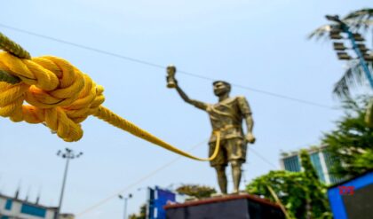 প্রবল ঝড়ে বিপর্যস্ত কলকাতা! মেসির মূর্তির বিপজ্জনক দোলনে আতঙ্ক, বন্ধ রাস্তা ও সাবওয়ে। প্রবল ঝড়ে বিপর্যস্ত কলকাতা! মেসির মূর্তির বিপজ্জনক দোলনে আতঙ্ক, বন্ধ রাস্তা ও সাবওয়ে।