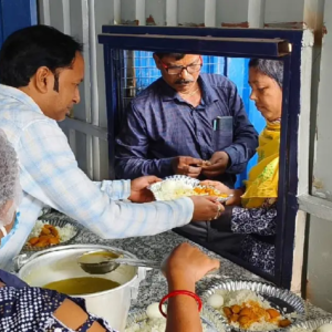 ৫ টাকায় পেট ভরা আহারে হঠাৎ ইতি? শপথের আগেই বন্ধ কলকাতার ৫০টি ‘মা ক্যান্টিন’!