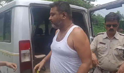 কোমরে দড়ি, পরনে হাফপ্যান্ট! তৃণমূল যুব নেতার এই হাল দেখে তাজ্জব কাঁচরাপাড়ার মানুষ কোমরে দড়ি, পরনে হাফপ্যান্ট! তৃণমূল যুব নেতার এই হাল দেখে তাজ্জব কাঁচরাপাড়ার মানুষ