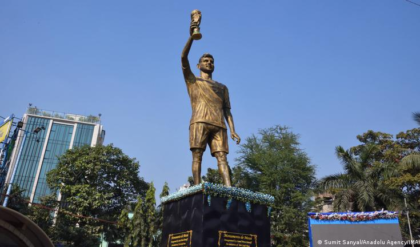 মেসির মূর্তিতে বিপদ! জোরালো হাওয়ায় কাঁপছে ৭০ ফুটের অতিকায় কাঠামো, ভেঙে পড়ার আশঙ্কায় তোলপাড় লেকটাউন