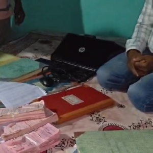 সরকারি নথিপত্র কি প্রমাণ লোপাটের চক্রান্ত? তৃণমূল নেতার বাড়িতে অঞ্চল সহায়কের হানা, রণক্ষেত্র এলাকা