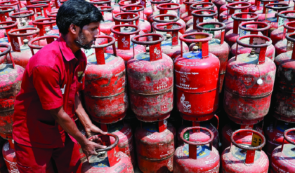 আকাশছোঁয়া দাম, অমিল গ্যাস! রান্নার গ্যাসের সঙ্কটে ধুঁকছে রাজ্যের ছোট-বড় খাবার দোকান