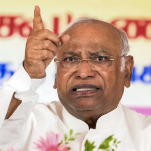 কিস্তিতে লুট চলছে! জ্বালানির আকাশছোঁয়া দাম নিয়ে মোদী সরকারকে তুলোধনা মল্লিকার্জুন খড়গের কিস্তিতে লুট চলছে! জ্বালানির আকাশছোঁয়া দাম নিয়ে মোদী সরকারকে তুলোধনা মল্লিকার্জুন খড়গের