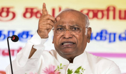 কিস্তিতে লুট চলছে! জ্বালানির আকাশছোঁয়া দাম নিয়ে মোদী সরকারকে তুলোধনা মল্লিকার্জুন খড়গের কিস্তিতে লুট চলছে! জ্বালানির আকাশছোঁয়া দাম নিয়ে মোদী সরকারকে তুলোধনা মল্লিকার্জুন খড়গের