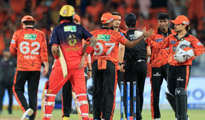 হেরেও পয়েন্ট তালিকার শীর্ষে আরসিবি! সানরাইজার্সের বিরুদ্ধে কোন ছক কষলেন ব্যাটাররা? হেরেও পয়েন্ট তালিকার শীর্ষে আরসিবি! সানরাইজার্সের বিরুদ্ধে কোন ছক কষলেন ব্যাটাররা?