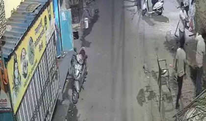 খোদ যোগীরাজ্যে বিজেপি নেতার ওপর প্রাণঘাতী হামলা! মেহন্দিগঞ্জে শ্যুটআউটে রণক্ষেত্র এলাকা