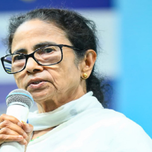 রাস্তা আটকে নমাজ! তোষণের রাজনীতি নিয়ে মমতা বন্দ্যোপাধ্যায়ের বিরুদ্ধে বিস্ফোরক বিজেপি নেত্রী