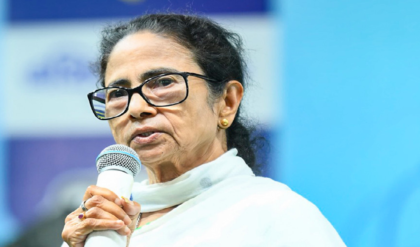 রাস্তা আটকে নমাজ! তোষণের রাজনীতি নিয়ে মমতা বন্দ্যোপাধ্যায়ের বিরুদ্ধে বিস্ফোরক বিজেপি নেত্রী