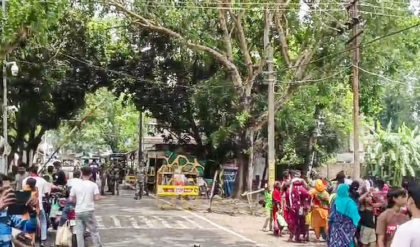 ‘দিদির আমলে ভালো ছিলাম, এখন ভয়’! রাজ্য ছাড়ছেন অবৈধ বাংলাদেশিরা, হাকিমপুর সীমান্তে হাহাকার ‘দিদির আমলে ভালো ছিলাম, এখন ভয়’! রাজ্য ছাড়ছেন অবৈধ বাংলাদেশিরা, হাকিমপুর সীমান্তে হাহাকার
