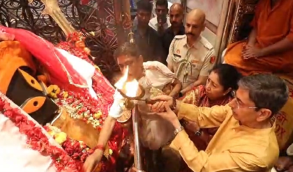 রাজভবন ছেড়ে সটান কালীঘাটে! ভোটের ফল বেরোতেই সস্ত্রীক ধুতি-পাঞ্জাবিতে কেন ছুটলেন রাজ্যপাল?