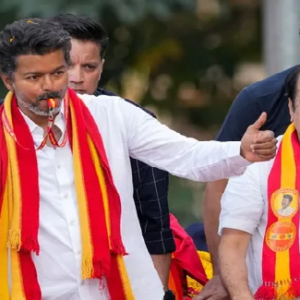 তামিলনাড়ুর রাজনীতিতে হলুদ ঝড়, ধোনির স্ট্র্যাটেজিতেই কি কিস্তিমাত করলেন বিজয়?