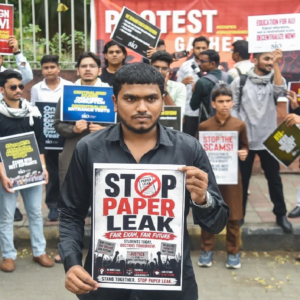 প্রশ্নফাঁসের জন্য নেওয়া হয়েছিল ‘অনলাইন ক্লাস’! সরকারি প্রশ্ন তৈরি করে নিজেই ফাঁস করলেন এই কুখ্যাত অধ্যাপক! প্রশ্নফাঁসের জন্য নেওয়া হয়েছিল ‘অনলাইন ক্লাস’! সরকারি প্রশ্ন তৈরি করে নিজেই ফাঁস করলেন এই কুখ্যাত অধ্যাপক!