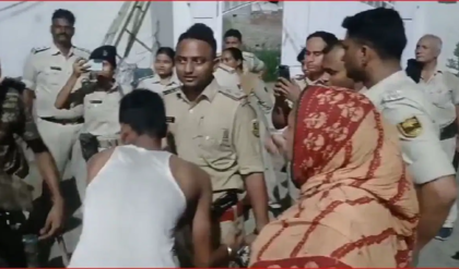 অপরাধীর ভয়ে লাইনে দাঁড়িয়ে পুলিশ! বিহারে ‘অপারেশন ল্যাংড়া’র মধ্যেই ভাইরাল চরম অবমাননাকর ছবি অপরাধীর ভয়ে লাইনে দাঁড়িয়ে পুলিশ! বিহারে ‘অপারেশন ল্যাংড়া’র মধ্যেই ভাইরাল চরম অবমাননাকর ছবি