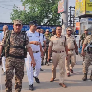 পুলিশের পকেটে গ্যাংস্টারের তল্লাশি! বিহারে ‘খাকি’র এমন চরম অপমানে তোলপাড় প্রশাসন