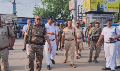 পুলিশের পকেটে গ্যাংস্টারের তল্লাশি! বিহারে ‘খাকি’র এমন চরম অপমানে তোলপাড় প্রশাসন পুলিশের পকেটে গ্যাংস্টারের তল্লাশি! বিহারে ‘খাকি’র এমন চরম অপমানে তোলপাড় প্রশাসন