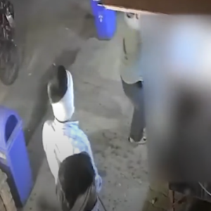 চা খেতে এসে হামলা! জয়পুরে প্রকাশ্য দিবালোকে দোকানে ভাঙচুর, সিসিটিভি ফুটেজে ধরা পড়ল দুষ্কৃতীদের তাণ্ডব চা খেতে এসে হামলা! জয়পুরে প্রকাশ্য দিবালোকে দোকানে ভাঙচুর, সিসিটিভি ফুটেজে ধরা পড়ল দুষ্কৃতীদের তাণ্ডব
