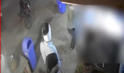 চা খেতে এসে হামলা! জয়পুরে প্রকাশ্য দিবালোকে দোকানে ভাঙচুর, সিসিটিভি ফুটেজে ধরা পড়ল দুষ্কৃতীদের তাণ্ডব চা খেতে এসে হামলা! জয়পুরে প্রকাশ্য দিবালোকে দোকানে ভাঙচুর, সিসিটিভি ফুটেজে ধরা পড়ল দুষ্কৃতীদের তাণ্ডব