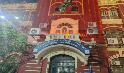 নীল-সাদা অতীত, শহরের ‘ছোট লালবাড়ি’ এখন গেরুয়া! ফিরহাদের মেয়র পদ কি টলমল?