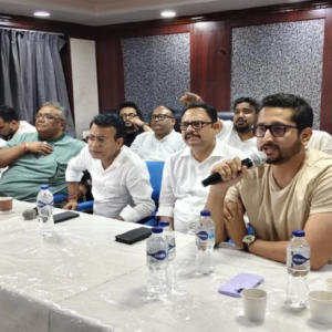 ‘সন্তানের দিকে তাকিয়েই অপমান সহ্য করেছি!’ টেকনিশিয়ানের রুদ্ধদ্বার বৈঠকে কেঁপে উঠল টলিউড ‘সন্তানের দিকে তাকিয়েই অপমান সহ্য করেছি!’ টেকনিশিয়ানের রুদ্ধদ্বার বৈঠকে কেঁপে উঠল টলিউড