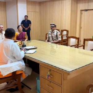 আনন্দলোকে মঙ্গলালোকে… সুরে বরণ, তারপরই বৈঠক! ডিএম-এসপিদের নিয়ে কী মাস্টারপ্ল্যান মুখ্যমন্ত্রীর?